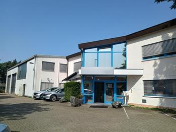 Gewerbeimmobilie mit Halle und Büros